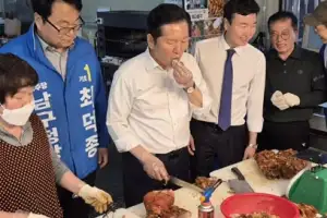[포토] 울산 전통시장서 족발 맛보는 정청래 대표