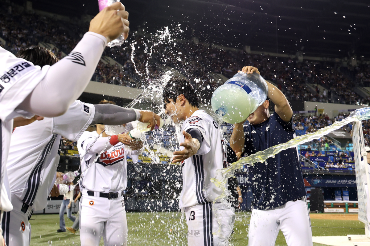 두산 베어스 이유찬이 18일 서울 잠실구장에서 열린 KIA 타이거즈전에서 연장 10회말 끝내기 안타로 승리를 만든 후 두산 선수들로부터 물세례를 받고 있다. 2026.4.18 두산 베어스 제공