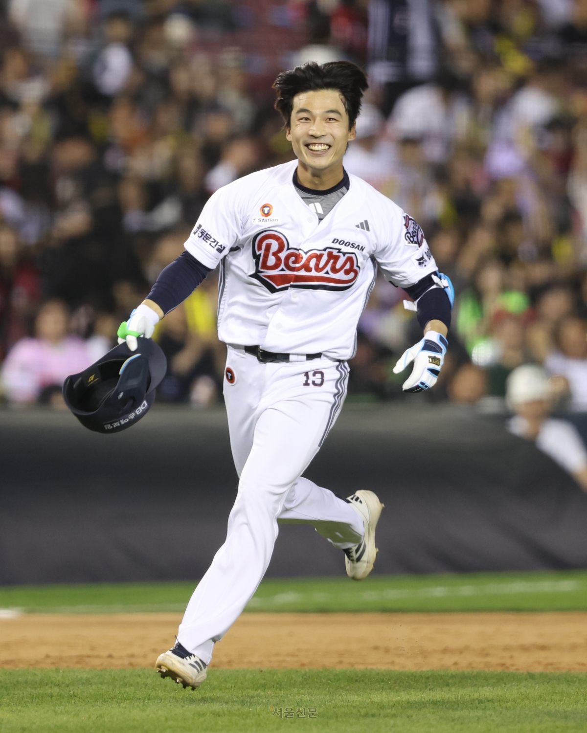 두산 베어스 이유찬이 18일 서울 잠실구장에서 열린 KIA 타이거즈전에서 연장 10회말 끝내기 안타로 승리를 만든 후 기뻐하며 동료들에게 달려오고 있다. 2026.4.18 두산 베어스 제공