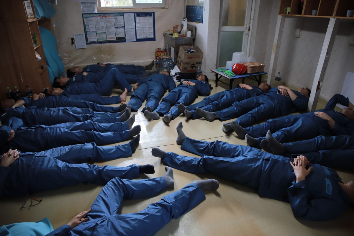 15일 안양교도소 혼거방(정원 9명)에 기자, 교도관 등 성인 남성 17명이 드러눕자 남은 공간이 거의 보이지 않는다. 법무부 제공