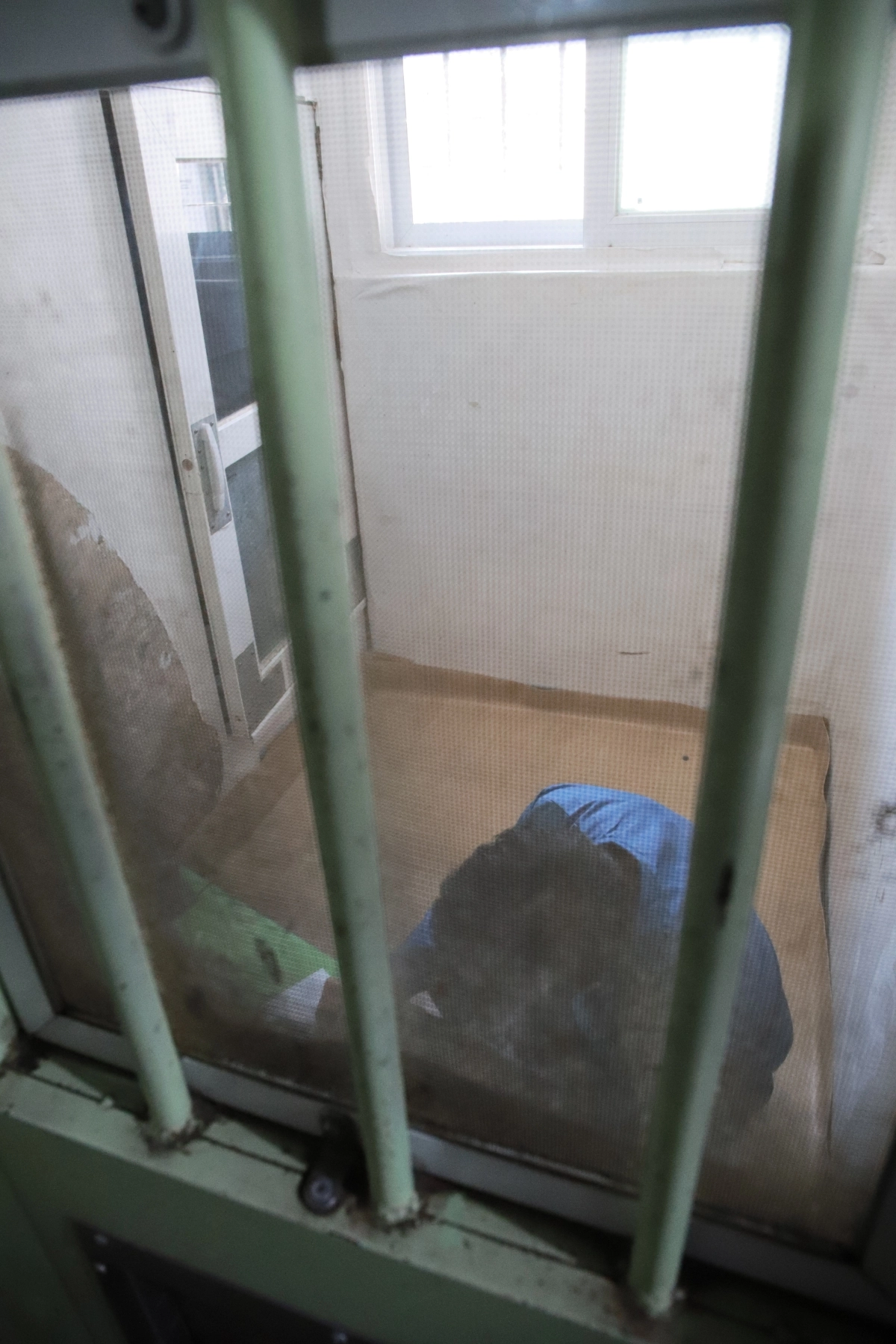지난 15일 한 기자가 1.25평의 조사·징벌방에서 생활하는 모습. 법무부 제공