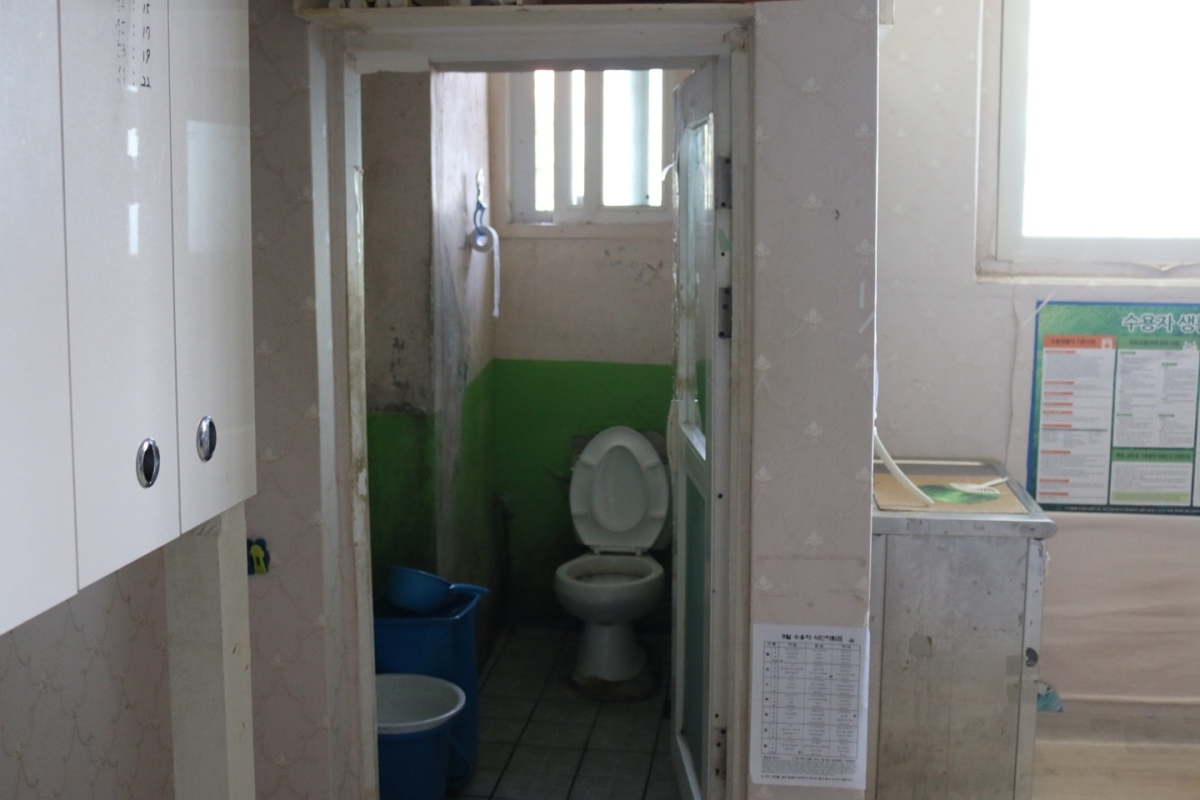 기자가 15일 확인한 안양교도소 혼거방의 화장실 모습. 수용자 17명이 화장실 1개를 사용한다. 법무부 제공