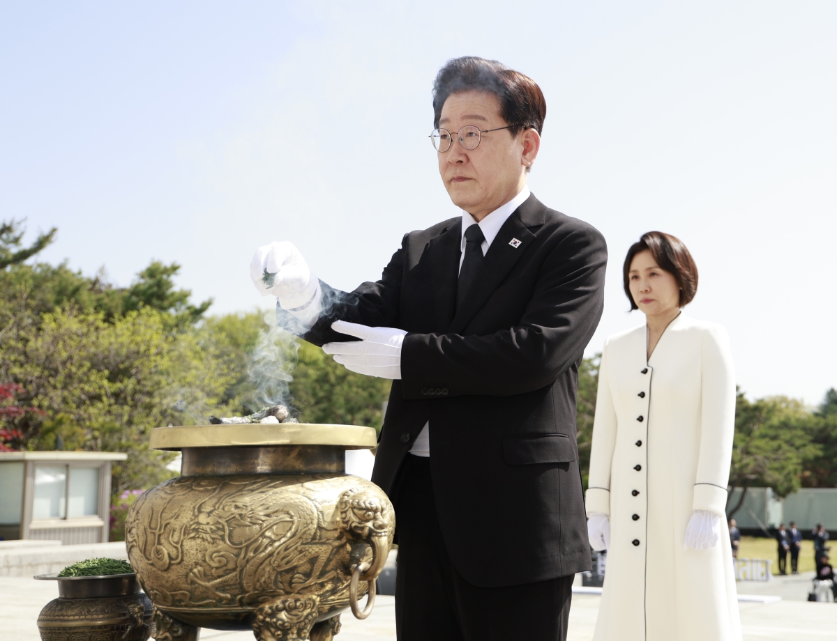 이재명 대통령이 19일 서울 강북구 국립 4·19민주묘지에서 열린 4·19혁명 기념식에서 분향하고 있다. 2026.4.19. 청와대통신사진기자단