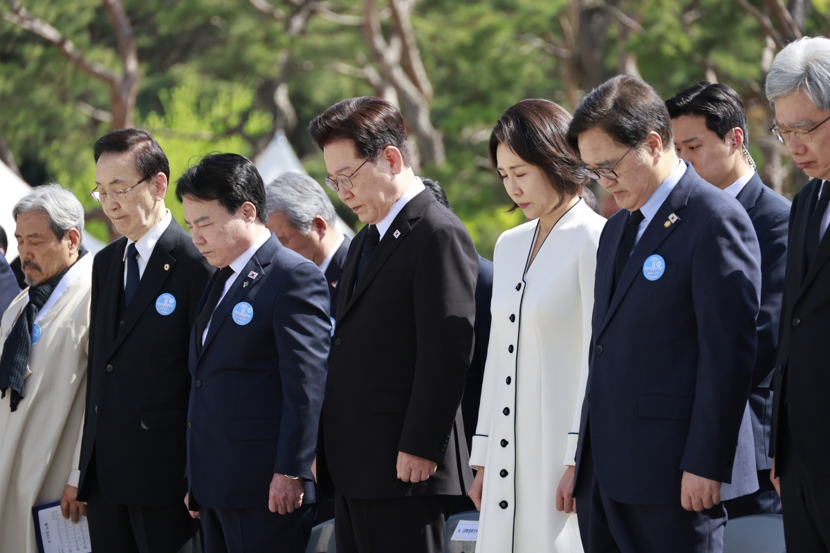 이재명 대통령과 김혜경 여사가 19일 서울 강북구 국립 4·19민주묘지에서 열린 4·19혁명 기념식에서 묵념하고 있다. 2026.4.19 연합뉴스