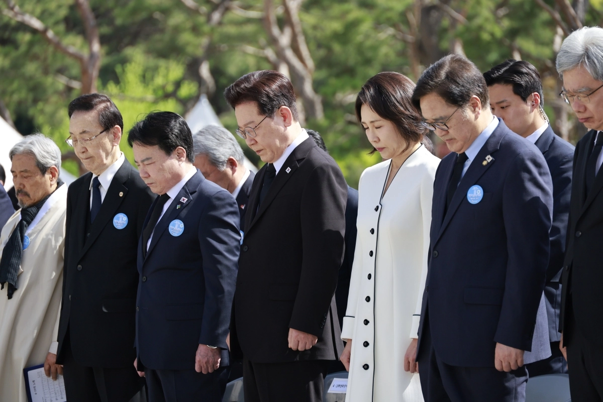 이재명 대통령과 김혜경 여사가 19일 서울 강북구 국립 4·19민주묘지에서 열린 4·19혁명 기념식에서 묵념하고 있다. 2026.4.19 연합뉴스