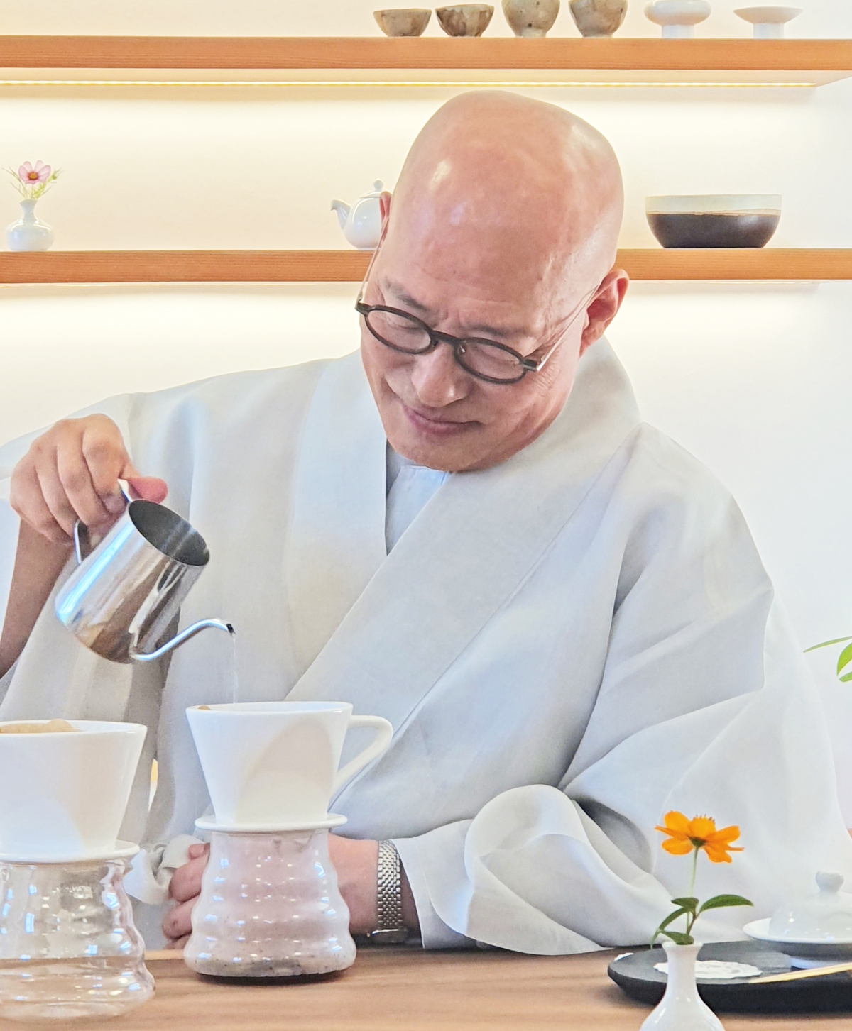 진우 스님은 수준급 바리스타라 할 만큼 커피에 조예가 깊다. 사진은 지난해 서울 은평구 진관사에서 열린 선명상 간담회 도중 직접 커피를 내려 참석자들에게 공양하는 모습이다.