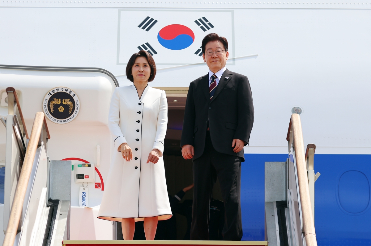 인도·베트남을 국빈 방문하는 이재명 대통령과 김혜경 여사가 19일 성남 서울공항 공군 1호기에서 환송객에게 인사하고 있다. 2026.4.19 연합뉴스