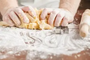 밀가루 반죽에 ‘맞은 아내’ 비유…中 국수집 광고에 SNS ‘집단 분노’