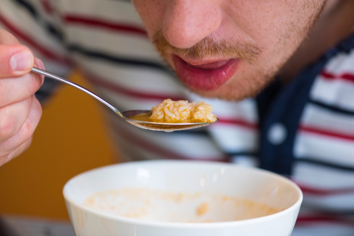 음식을 먹는 남성의 모습. 123rf