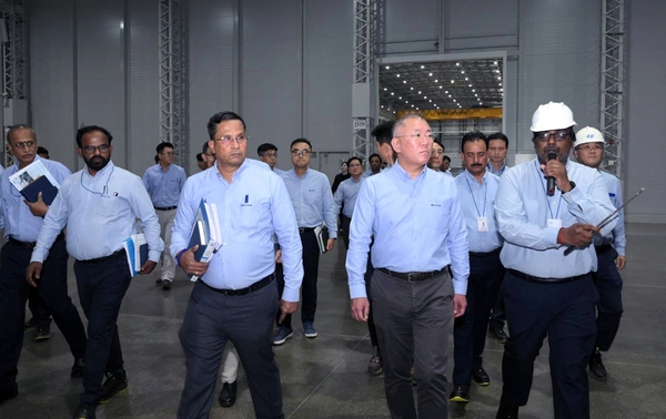 정의선(앞줄 오른쪽 두 번째) 현대차그룹 회장이 지난 1월 인도 푸네 공장 생산 현장을 둘러보고 있다. 현대차그룹 제공