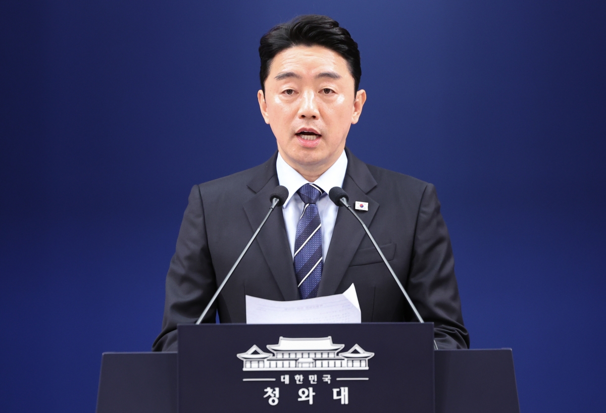 강훈식 대통령비서실장이 19일 춘추관 대브리핑룸에서 이재명 대통령의 국회 특별감찰관 임명 절차 개시 재요청 관련 브리핑을 하고 있다. 2026.4.19 연합뉴스