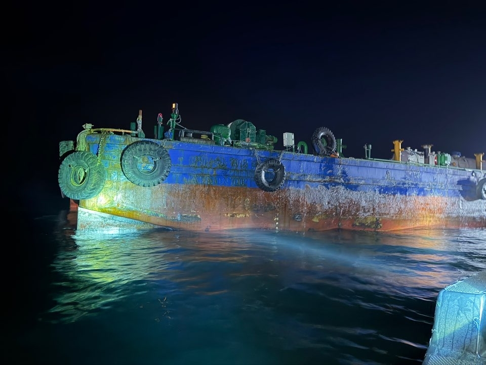 19일 오전 3시 25분쯤 군산시 옥도면 십이동파도 서쪽 8㎞ 해상에서 141t급 예인선에 이끌려 가던 2803t급 부선과 54t급 어선이 부딪쳤다. 사진은 어선과 충돌한 부선. 2026.4.19. 군산해경 제공