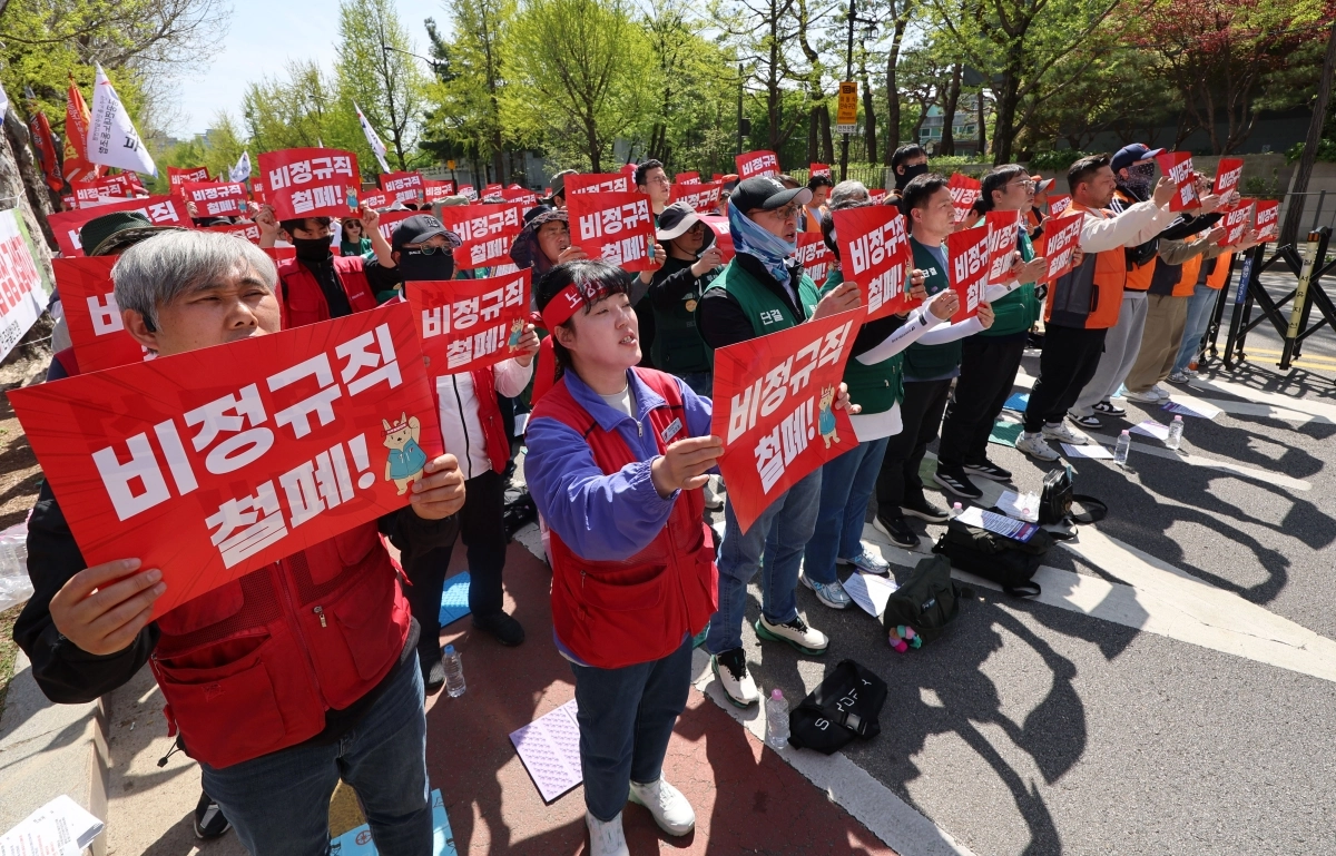 민주노총 민주일반연맹 소속 회원들이 16일 서울 종로구 청와대 사랑채 인근에서 열린 노정교섭 쟁취! 비정규직 철폐! 2026민주일반연맹 확대 간부 결의대회에서 구호를 외치고 있다.  뉴시스