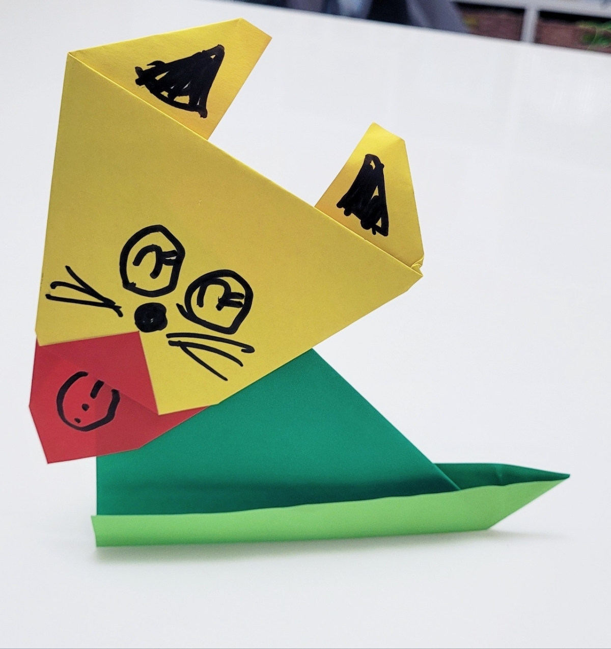 즉석에서 색종이를 접어 만든 늑대 ‘늑구’. 천안 이지훈 기자