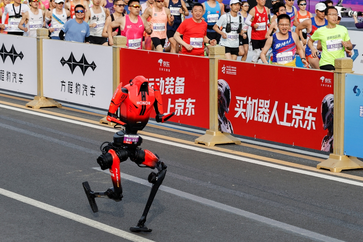 19일 중국 베이징에서 열린 제2회 ‘휴머노이드 로봇 하프마라톤 대회’에서 스마트폰 제조사 아너의 로봇 ‘산뎬’이 달리고 있다. 베이징 AFP 연합뉴스
