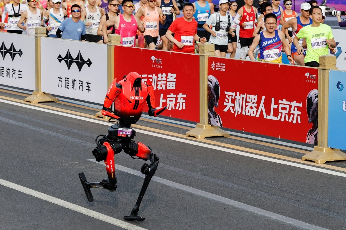 19일 중국 베이징에서 열린 제2회 ‘휴머노이드 로봇 하프마라톤 대회’에서 스마트폰 제조사 아너의 로봇 ‘산뎬’이 달리고 있다. 베이징 AFP 연합뉴스