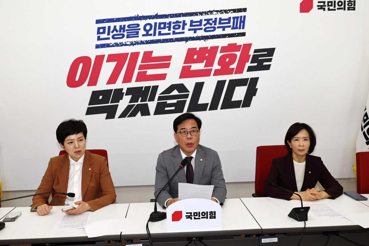 송언석(가운데) 국민의힘 원내대표가 19일 국회에서 기자간담회를 열어 발언하고 있다. 왼쪽부터 김은혜 원내정책수석부대표, 송 원내대표, 최수진 원내수석대변인. 뉴시스