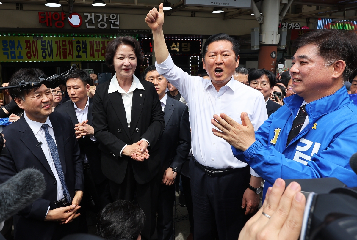 정청래(오른쪽 두 번째) 더불어민주당 대표가 경기 성남시 모란 민속5일장을 찾아 이 지역 후보들에 대한 지지를 호소하고 있다. 앞줄 오른쪽부터 성남시장 후보인 김병욱 전 청와대 정무비서관, 정 대표, 경기지사 후보인 추미애 의원, 경기 지역 재보궐 출마를 예고한 김용 전 민주연구원 부원장.  연합뉴스