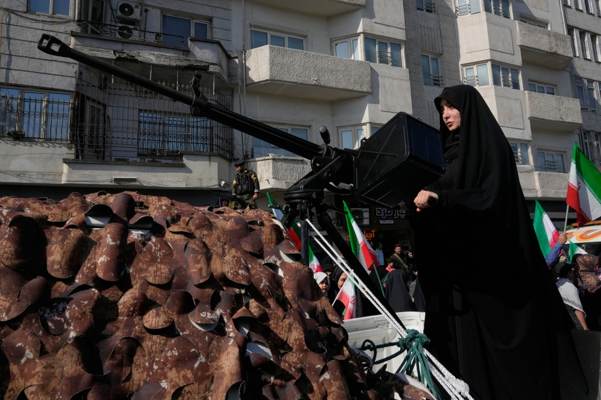 총구 겨눈 이란 여성