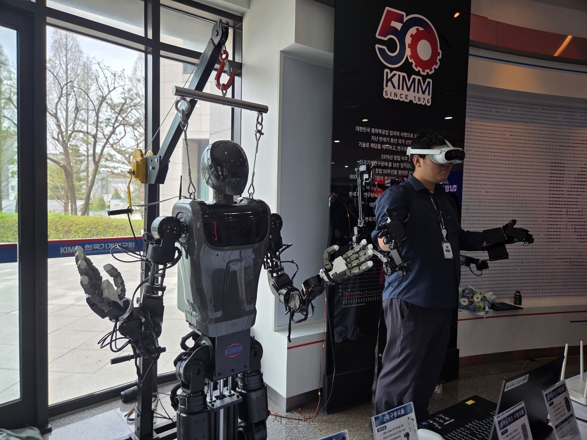 한국기계연구원이 개발 중인 휴머노이드 ‘카이로스’가 지난 14일 대전 기계연에서 연구원의 동작을 따라 하는 모습.  대전 곽소영 기자