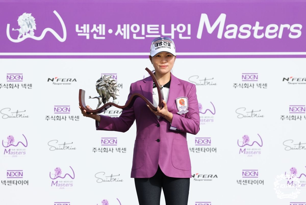 김민선이 챔피언 재킷을 걸치고 우승 트로피를 들어보이고 있다.KLPGA 제공.
