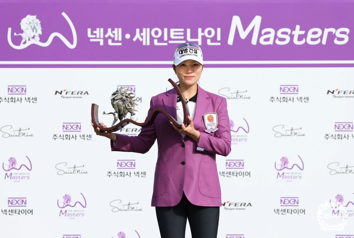 김민선이 챔피언 재킷을 걸치고 우승 트로피를 들어보이고 있다.KLPGA 제공.