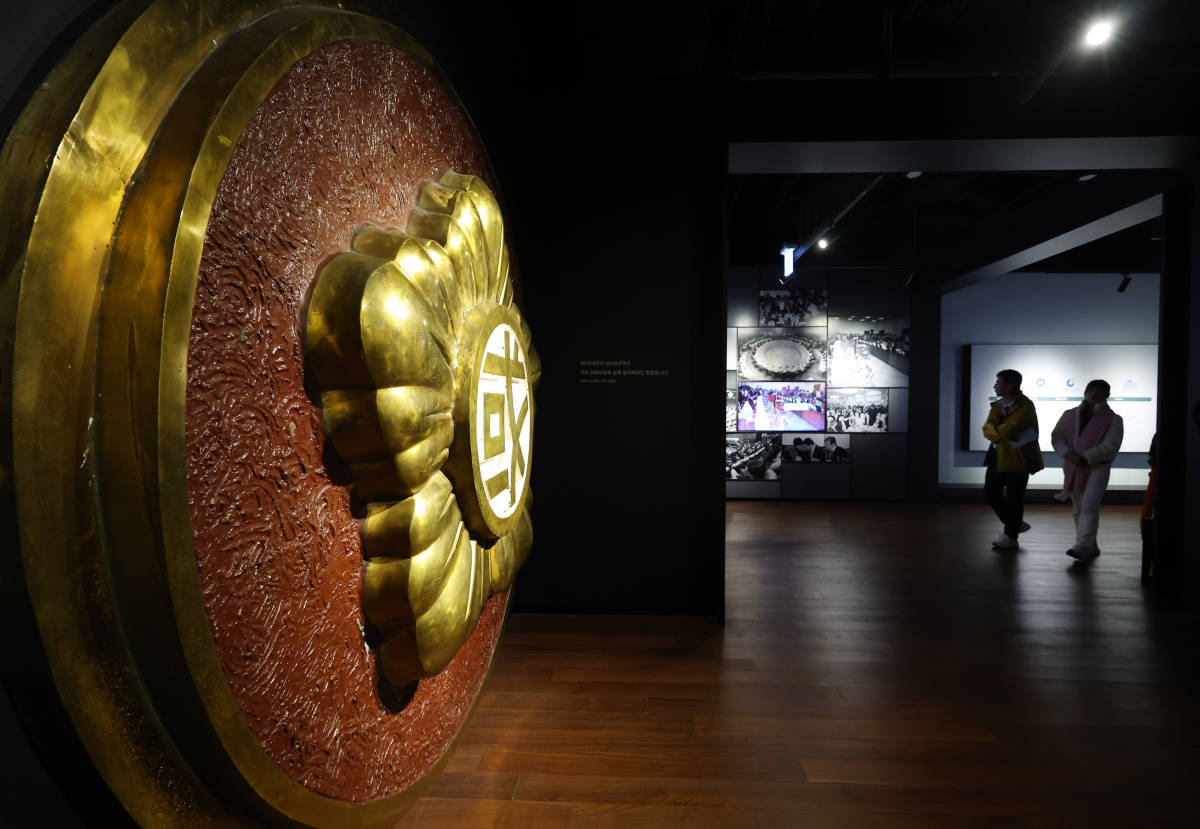 지난 6일 국회박물관 기획전시실에 1975년부터 2014년까지 국회 본회의장에 설치됐던 휘장이 전시돼 있다. 연합뉴스