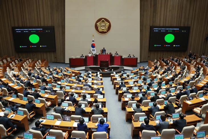 지난 18일 국회에서 열린 4월 임시국회 제6차 본회의에서 정당법 개정안 등이 통과되고 있다.  연합뉴스