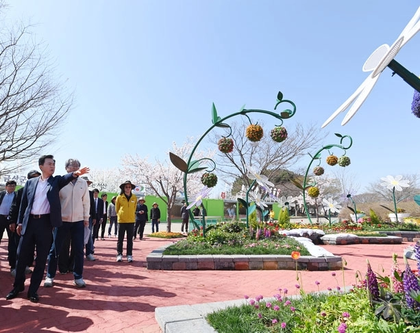 김태흠(왼쪽) 충남지사가 박람회장을 찾아 준비 상황을 챙기고 있다. 충남도 제공