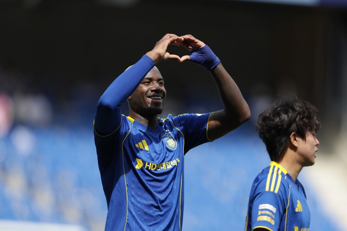 울산 HD의 외국인 공격수 말컹이 19일 울산문수경기장에서 열린 광주FC와의 경기에서 골을 넣은 뒤 손으로 하트 모양을 그려 보이며 환호하는 팬들에게 화답하고 있다. 한국프로축구연맹 제공