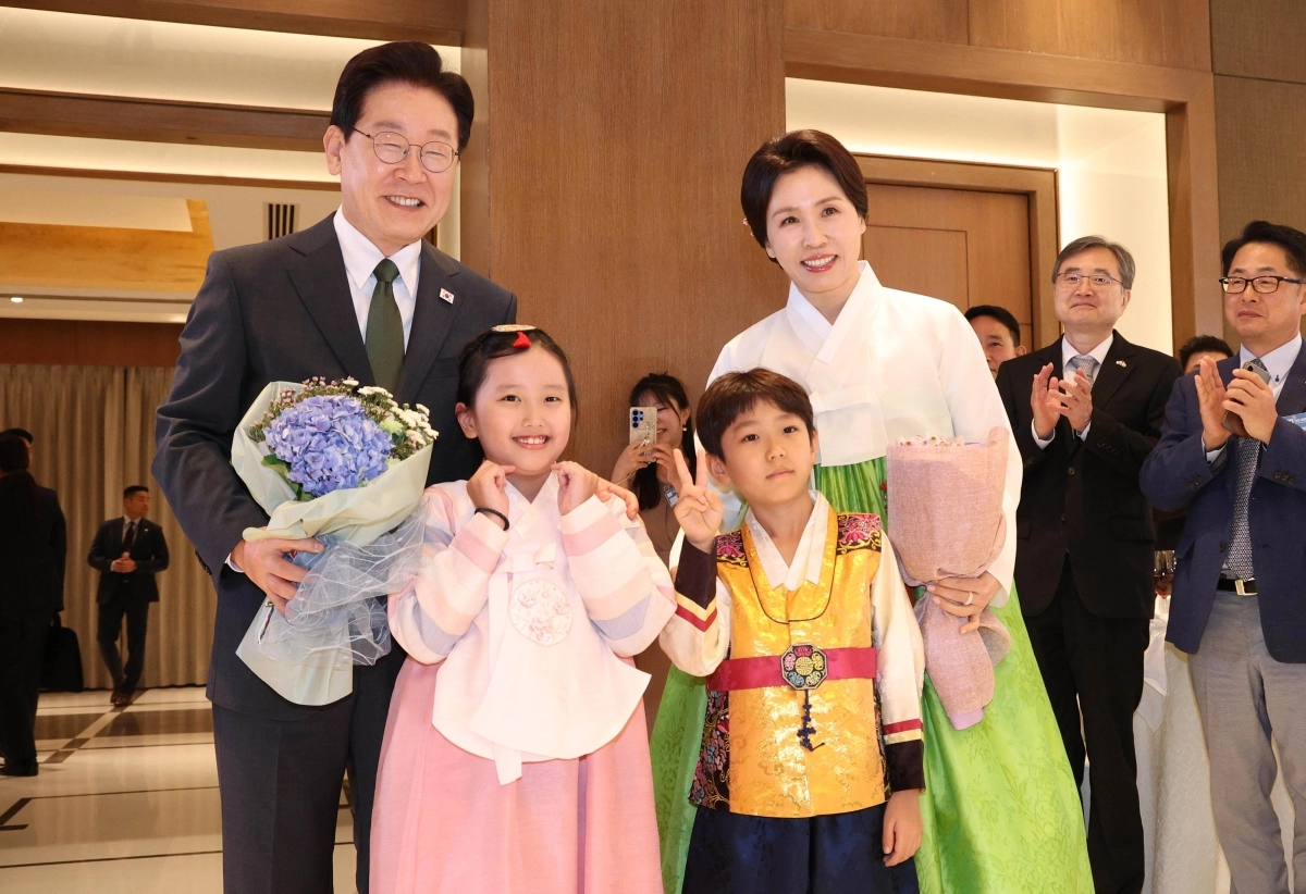 화동과 기념촬영하는 이재명 대통령 부부
