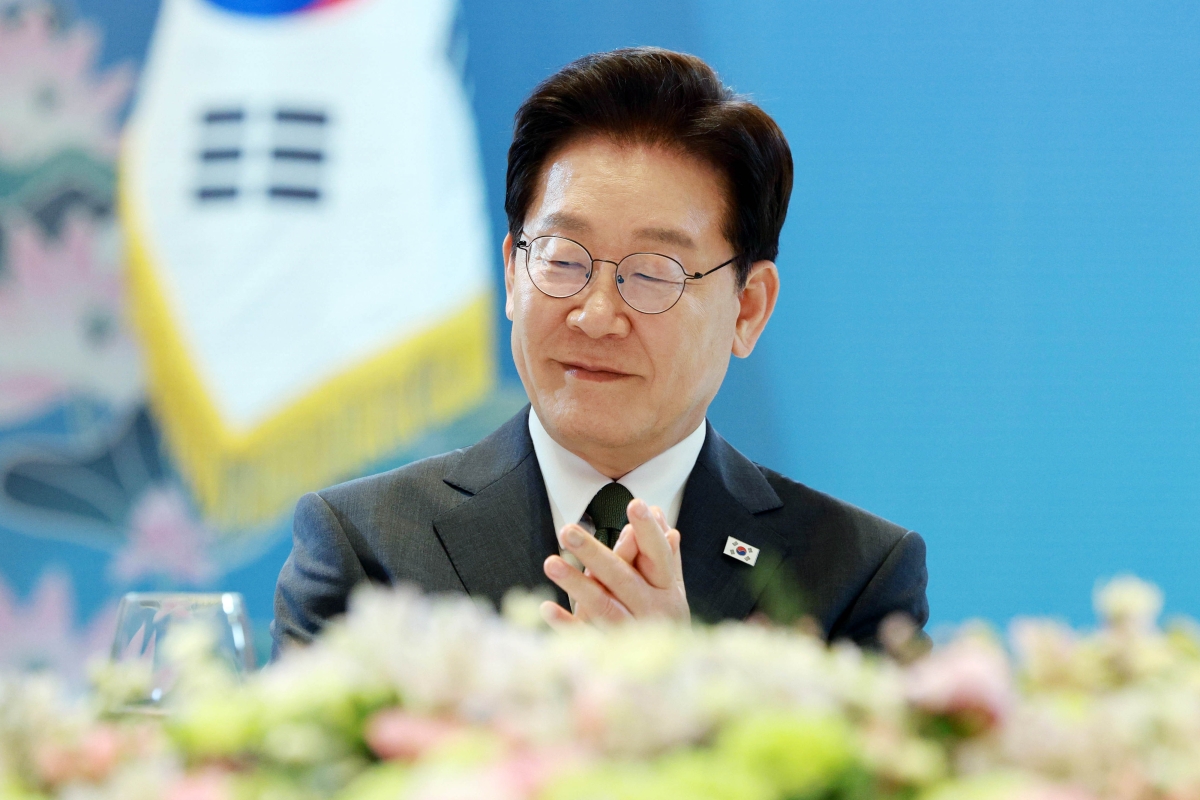 인도를 국빈 방문 중인 이재명 대통령이 19일(현지시간) 뉴델리의 한 호텔에서 열린 동포만찬간담회에서 조상현 재인도 한인회 총연합회장의 환영사에 박수를 치고 있다. 2026.4.19 연합뉴스