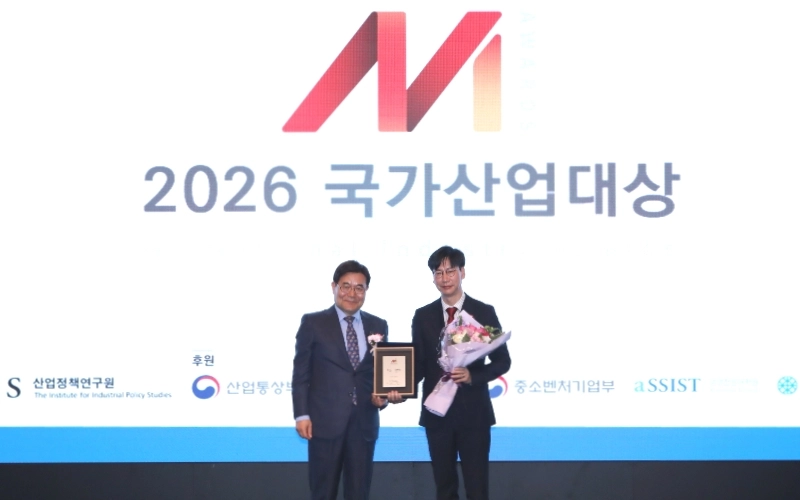 2026년 국가산업대상 시상식에서 이정환 대표이사(오른쪽)가 박기찬 산업정책연구원 원장과 기념 촬영을 하고 있다. 사진=천재교과서 제공