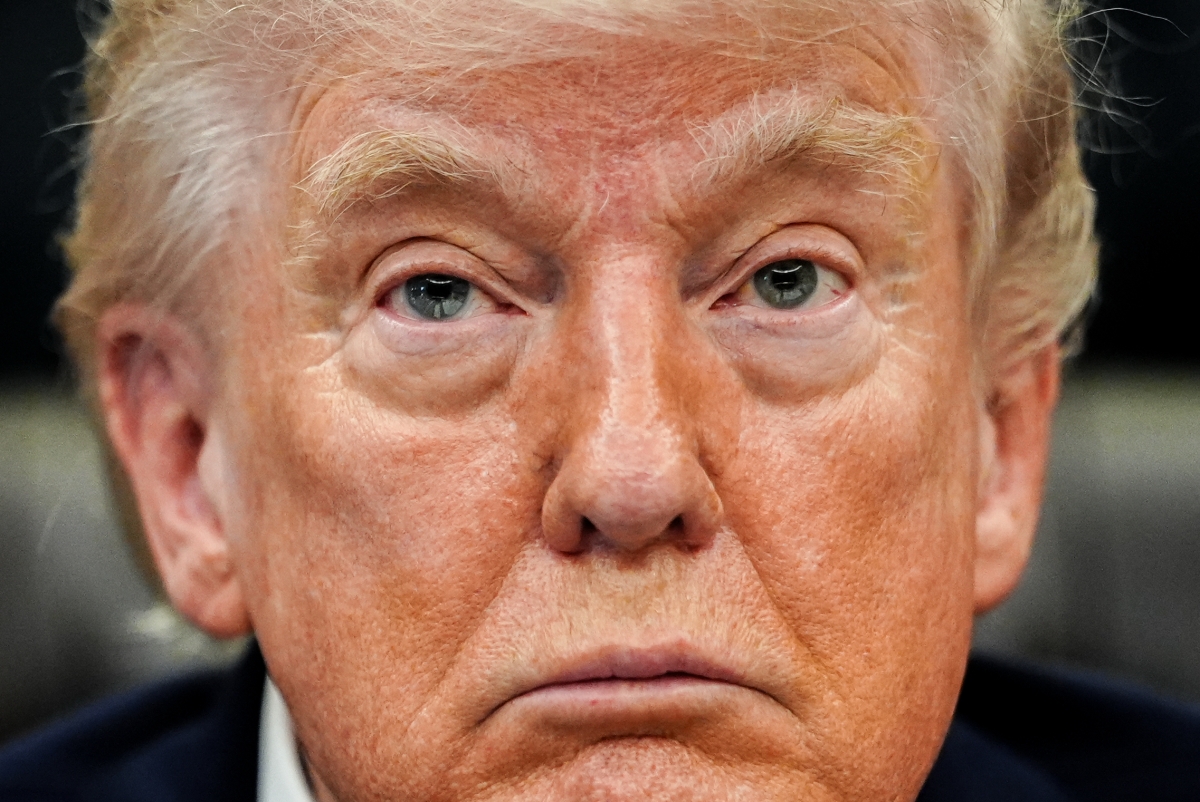 도널드 트럼프 미국 대통령이 2026년 4월 18일(현지시간) 워싱턴 백악관 집무실(오벌오피스)에서 발언하고 있다. AP 뉴시스