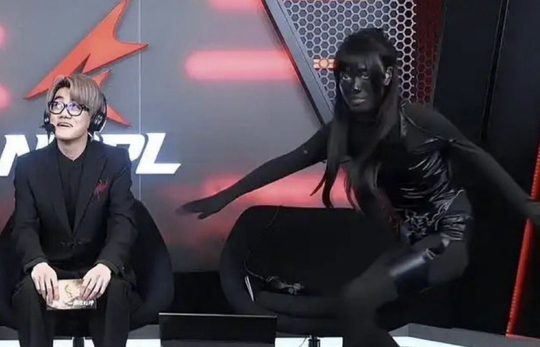 전신에 검은색 분장을 하고 방송에 나와 화제를 모은 중국 e스포츠 해설자 사사(Zhazha·오른쪽). FTV 뉴스 캡처