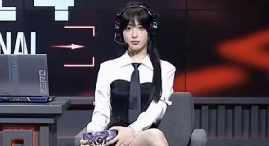 사사는 짧은 치마를 착용해 네티즌들로부터 비난을 받은 뒤 검은색 전신 분장을 강행했다. FTV 뉴스 캡처