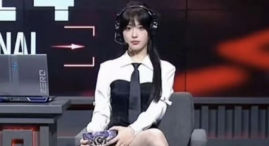 사사는 짧은 치마를 착용해 네티즌들로부터 비난을 받은 뒤 검은색 전신 분장을 강행했다. FTV 뉴스 캡처