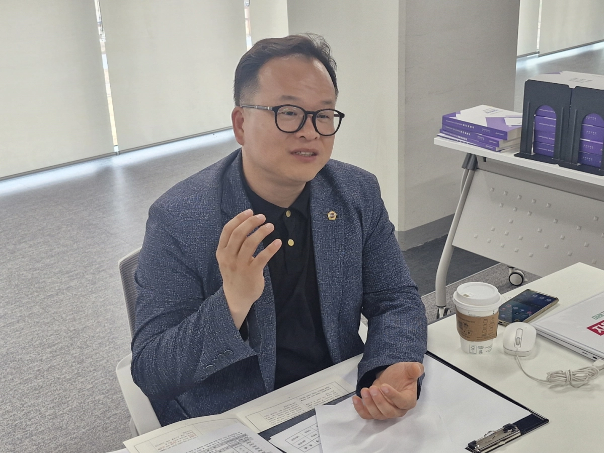 임창휘 의원이 16일 경기도교육청 남부청사에서 열린 ‘2025 회계연도 경기도교육청 결산검사’ 이틀째 회의에서 ‘학교시설 복합화’ 등 대안 마련을 주문하고 있다.(사진=경기도의회)