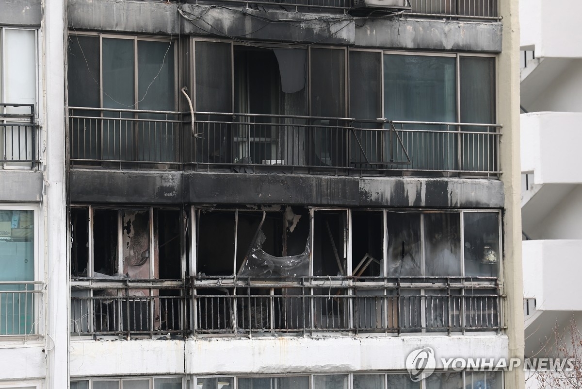 소방청은 아파트에서 불이 났을 때 화염이나 연기가 들어오지 않으면 무리한 대피보다 자택 내 구조를 기다리는 것이 현명하다고 당부했다. 사진은 지난 2월 서울 강남구 대치동 은마아파트에서 발생한 화재의 모습. 연합뉴스 2026.2.24
