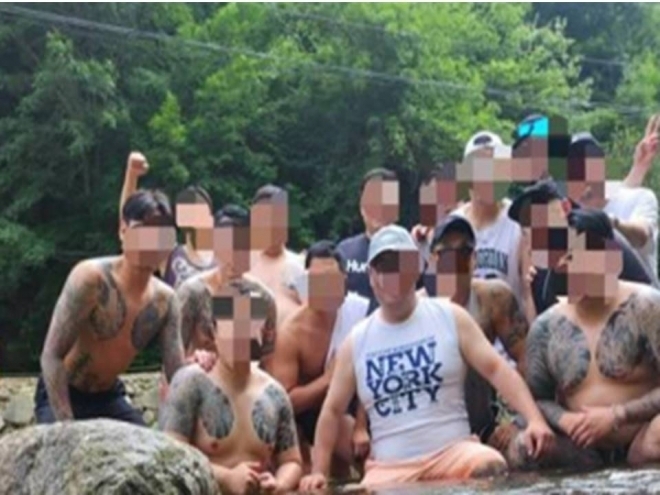 서울 서남권에서 활개 치던 조직폭력단체 ‘진성파’ 조직원들이 단합대회를 하는 모습. 서울경찰청 제공