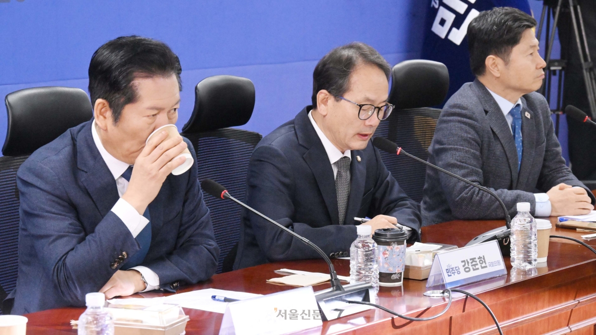 강준현(가운데) 더불어민주당 수석대변인이 지난 2월 10일 국회 의원회관에서 열린 재선의원 간담회에 참석해 발언하고 있다. 왼쪽에는 정청래 대표. 206.2.10 안주영 전문기자