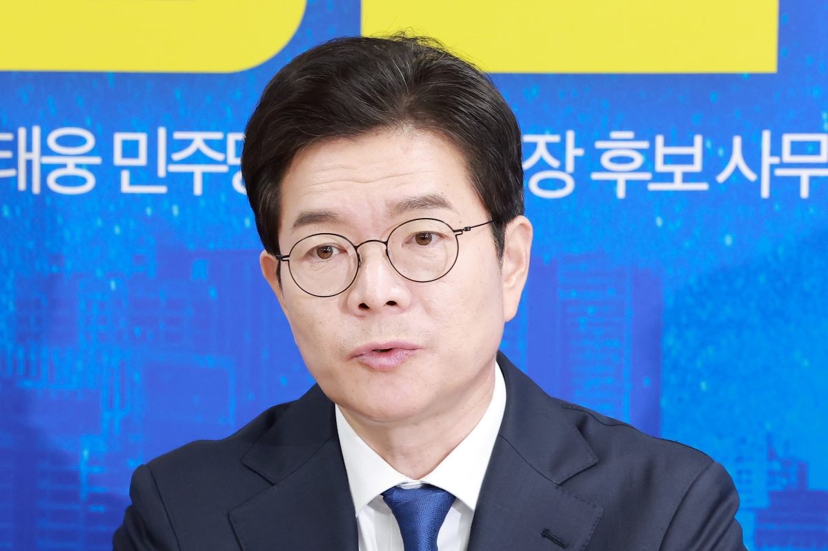 정원오 더불어민주당 서울시장 후보가 17일 서울 용산구 민주당 강태웅 용산구청장 후보 선거사무소에서 열린 현장 최고위원회의에 참석해 발언하고 있다. 연합뉴스