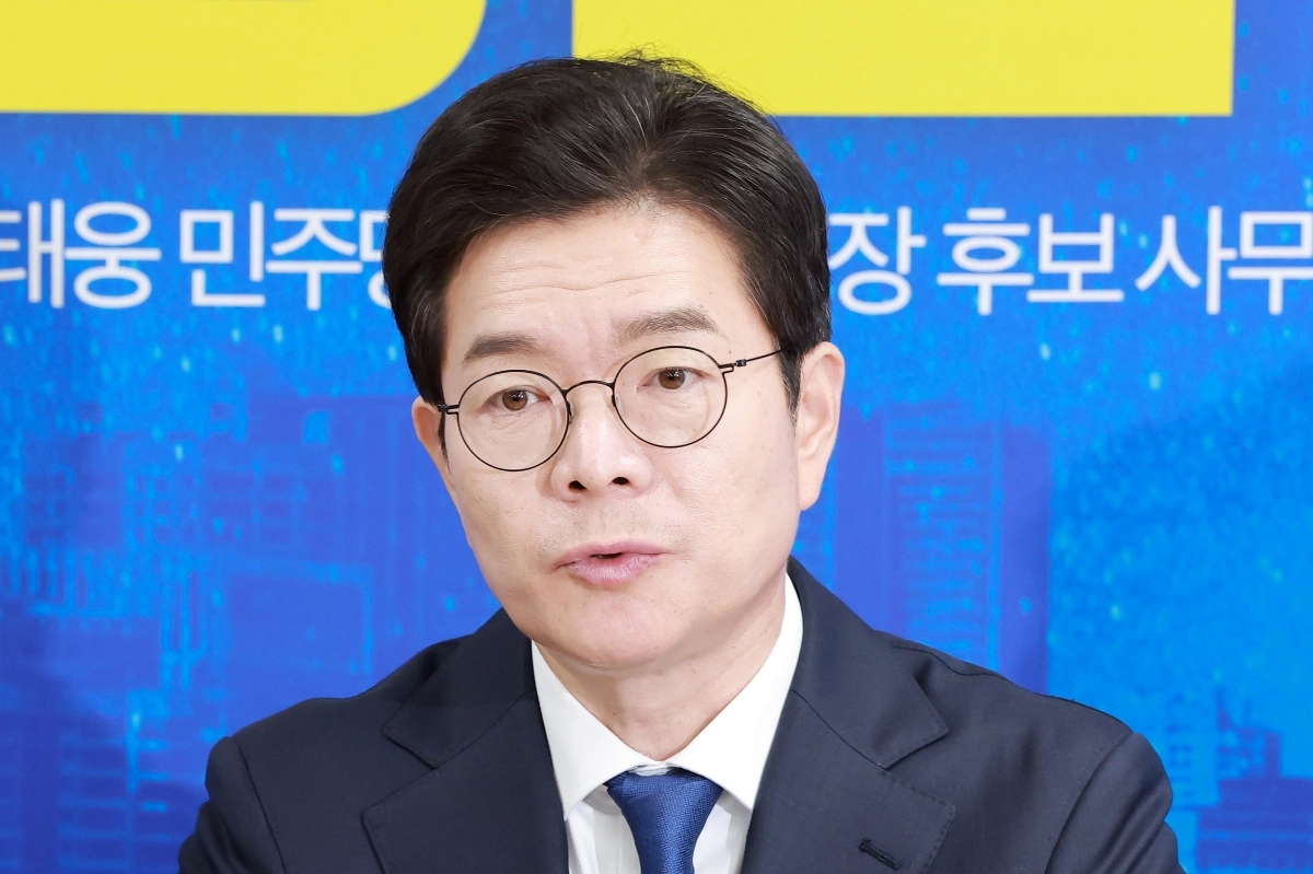 정원오 더불어민주당 서울시장 후보가 17일 서울 용산구 민주당 강태웅 용산구청장 후보 선거사무소에서 열린 현장 최고위원회의에 참석해 발언하고 있다. 연합뉴스
