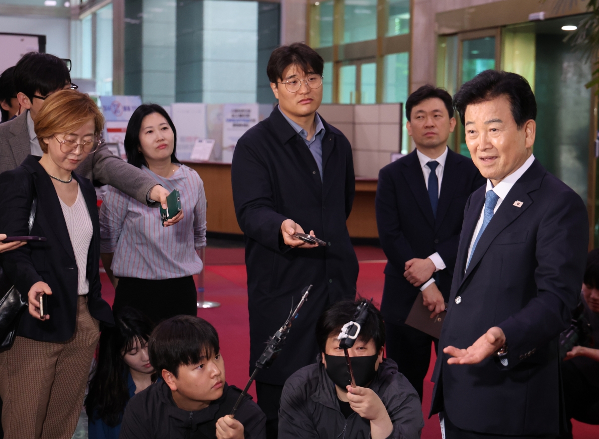 질문에 답하는 정동영 통일부 장관