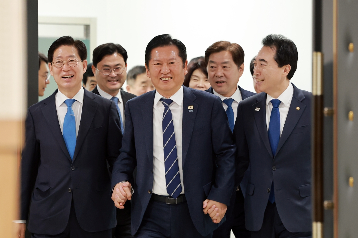 정청래(가운데) 더불어민주당 대표가 20일 충남 보령머드테마파크에서 열린 현장 최고위원회의에 박수현(오른쪽) 민주당 충남도지사 후보,  박 후보와 경선을 치른 양승조(왼쪽) 전 충남도지사와 손을 잡고 입장하고 있다. 보령 연합뉴스