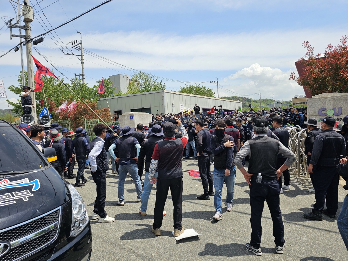 민주노총 산하 화물연대 편의점지부 CU지회 노조원들이 20일 경남 진주시 정촌면  CU 진주물류센터 앞에서 센터 진입을 두고 경찰과 대치하고 있다. 이날 현장에서는 화물차와 집회 참가자 3명이 충돌해 1명이 숨지고 2명이 다치는 사고가 발생했다. 2026.4.20. 뉴스1