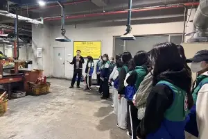 몸으로 배우는 자원순환…강북구, 재활용품선별처리시설 견학 운영