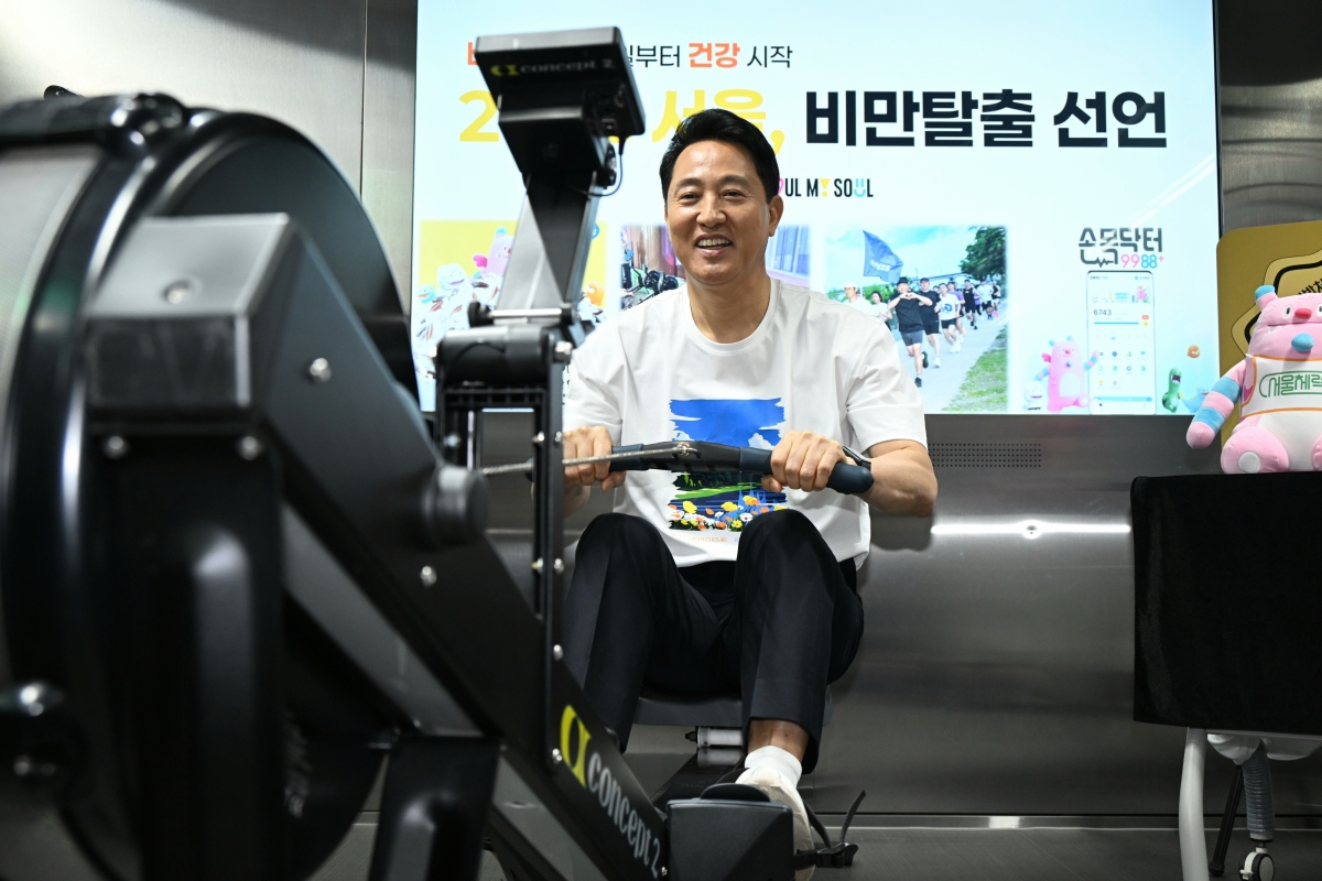 오세훈 서울시장이 20일 지하철 여의나루역 러너스테이션에서 시민 비만율 저감방안 현장 발표회를 열고 로잉머신을 시연하고 있다. 서울시 제공