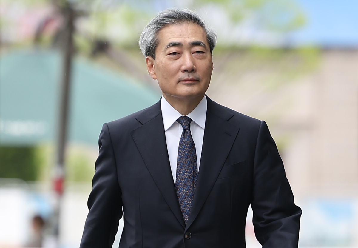 신현송 한국은행 총재 후보자가 20일 서울 중구 한화금융플라자에 마련된 인사청문회 준비사무실로 출근하고 있다. 2026.4.20 연합뉴스