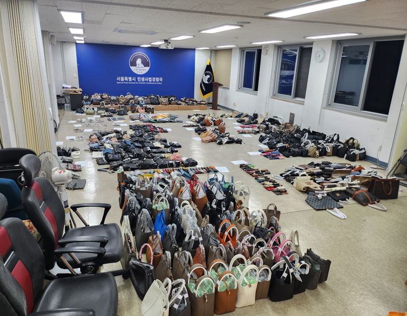동대문 쇼핑물에서 압수된 ‘짝퉁 가방’